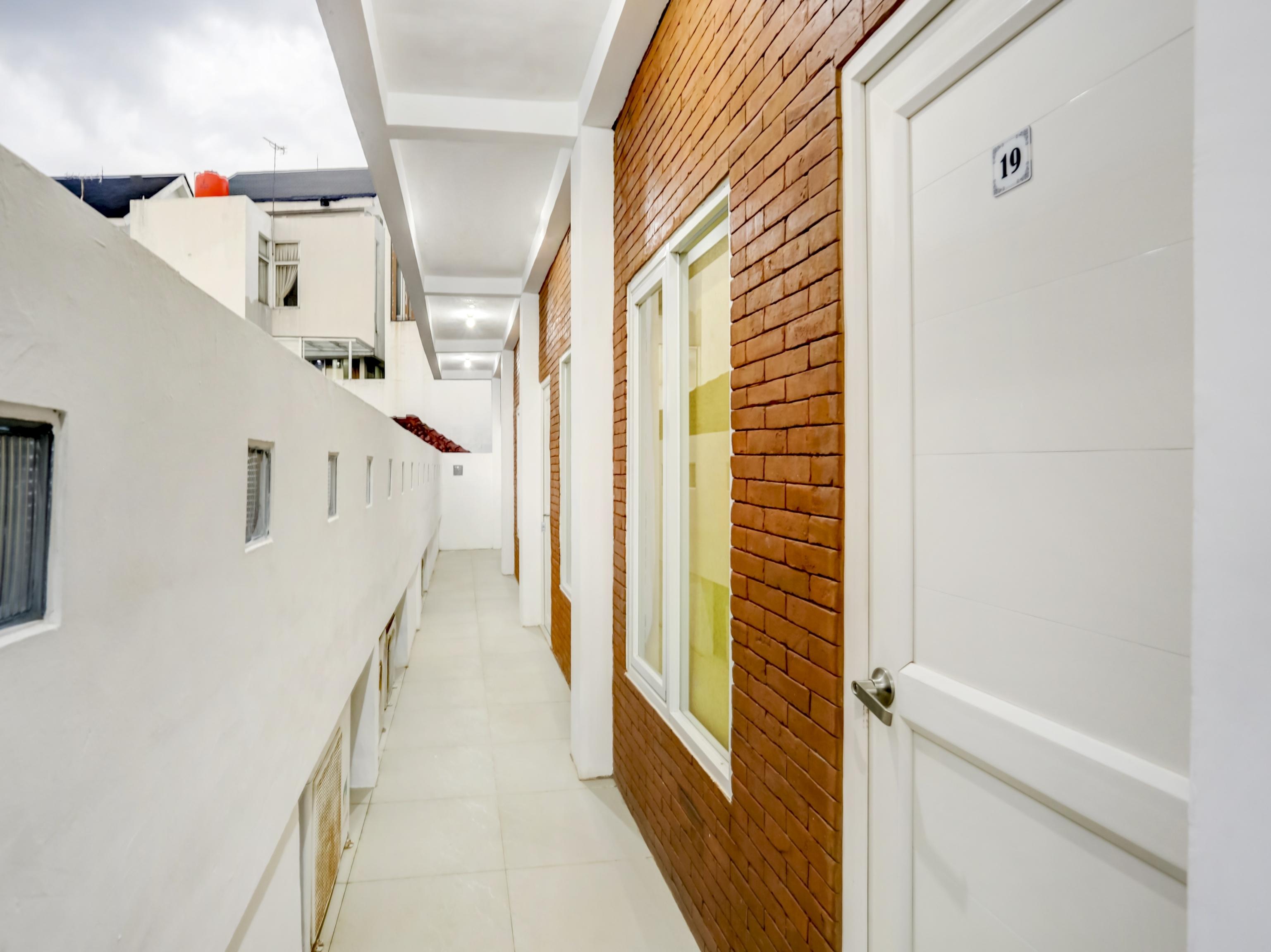 Oyo 90066 Tobana Pejaten House Jakarta Exterior photo